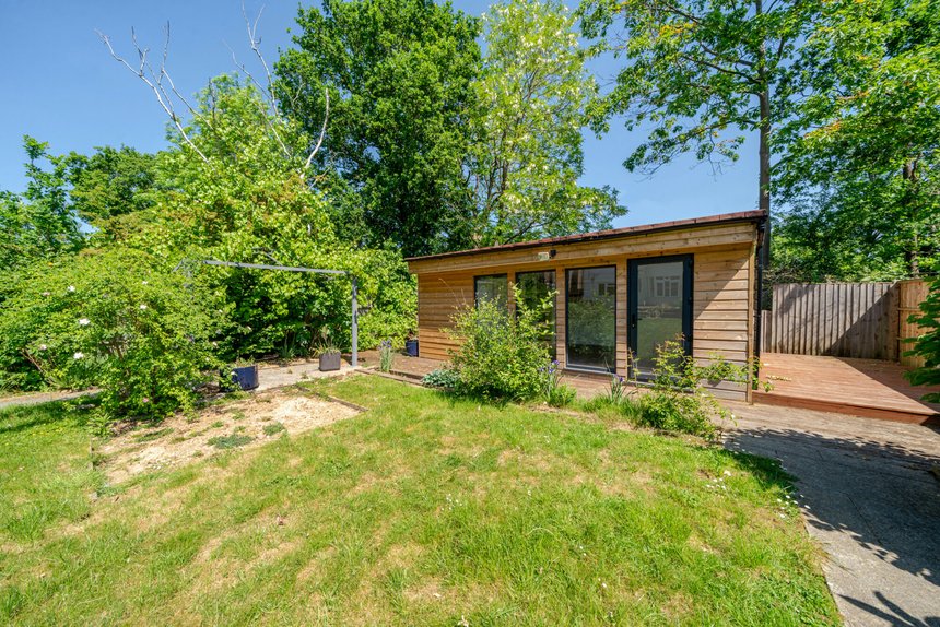 under offer corringway london 44115 - Gibbs Gillespie