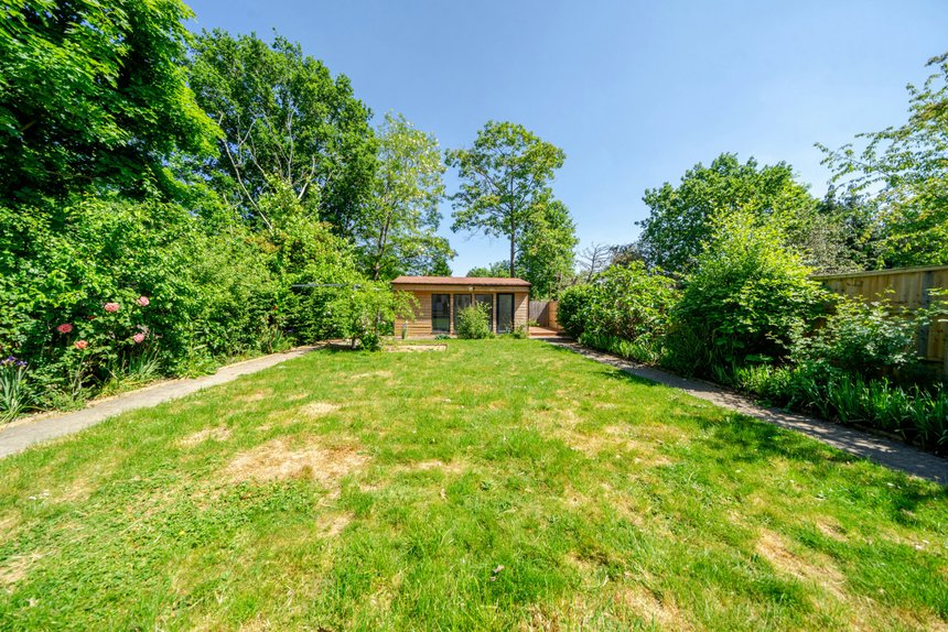 under offer corringway london 44115 - Gibbs Gillespie