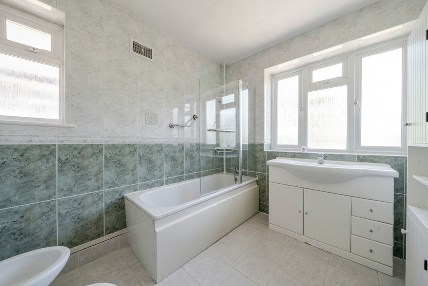 under offer corringway london 44115 - Gibbs Gillespie