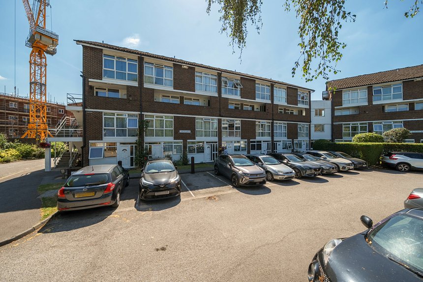 under offer goral mead london 44696 - Gibbs Gillespie