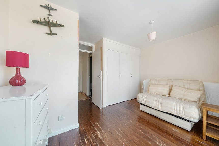 under offer goral mead london 44696 - Gibbs Gillespie