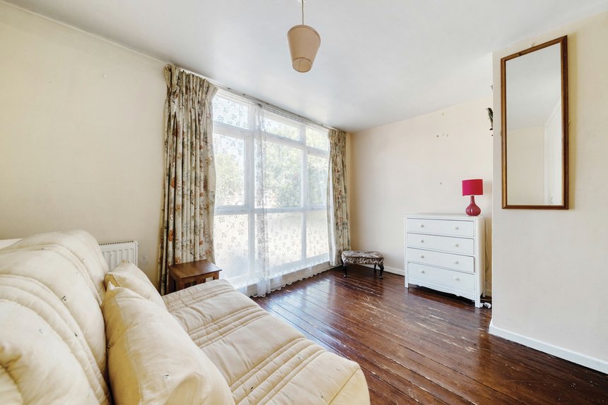 under offer goral mead london 44696 - Gibbs Gillespie