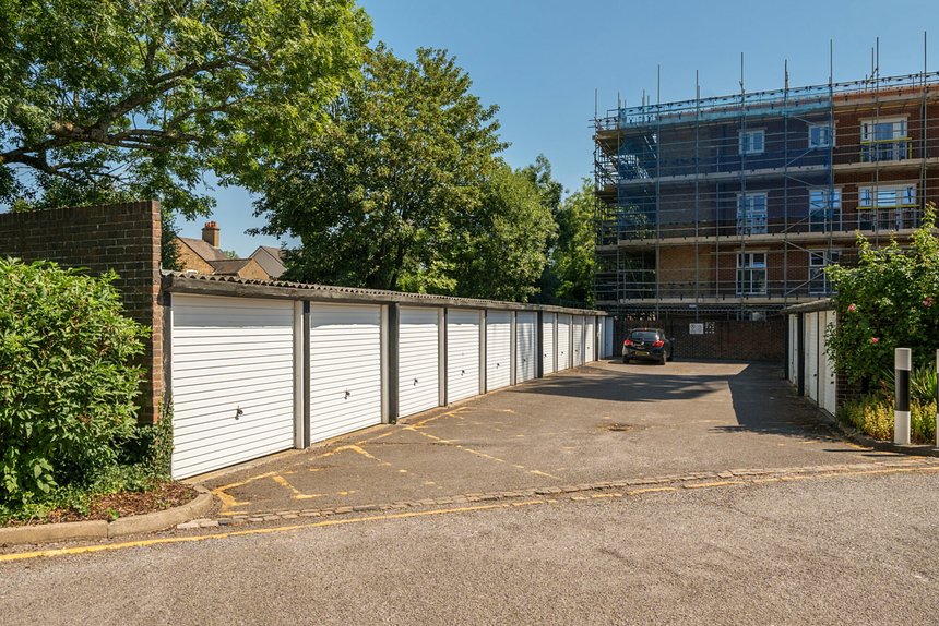 under offer goral mead london 44696 - Gibbs Gillespie