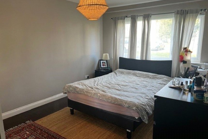 for sale byron way london 46240 - Gibbs Gillespie