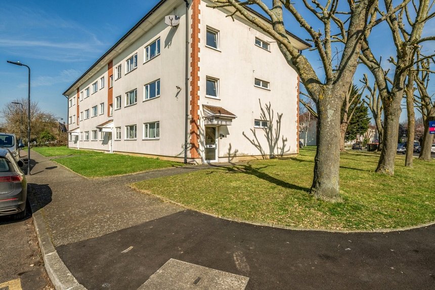 for sale byron way london 46240 - Gibbs Gillespie