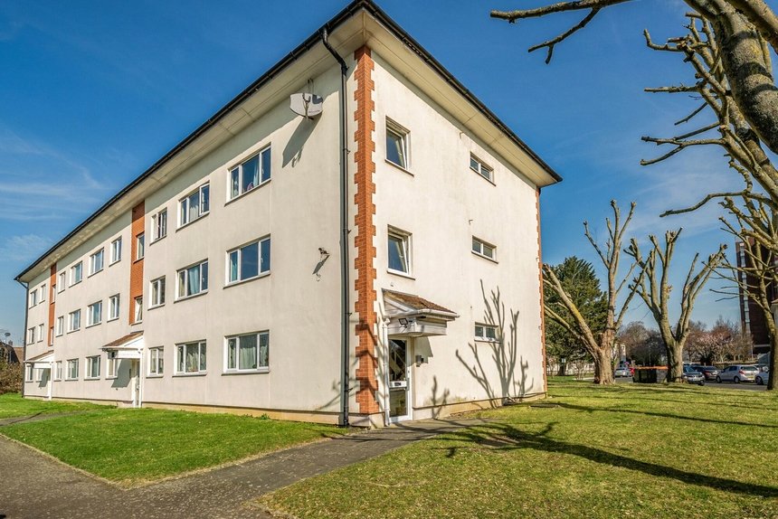 for sale byron way london 46240 - Gibbs Gillespie