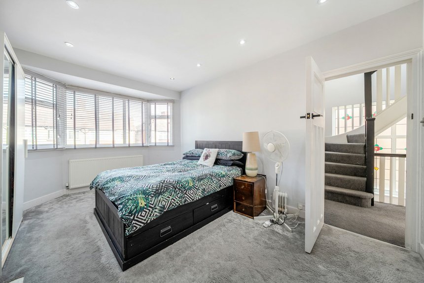 under offer the gardens london 47098 - Gibbs Gillespie