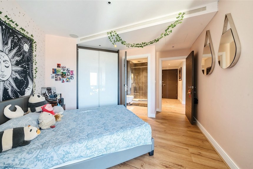 for sale dickens yard london 47245 - Gibbs Gillespie