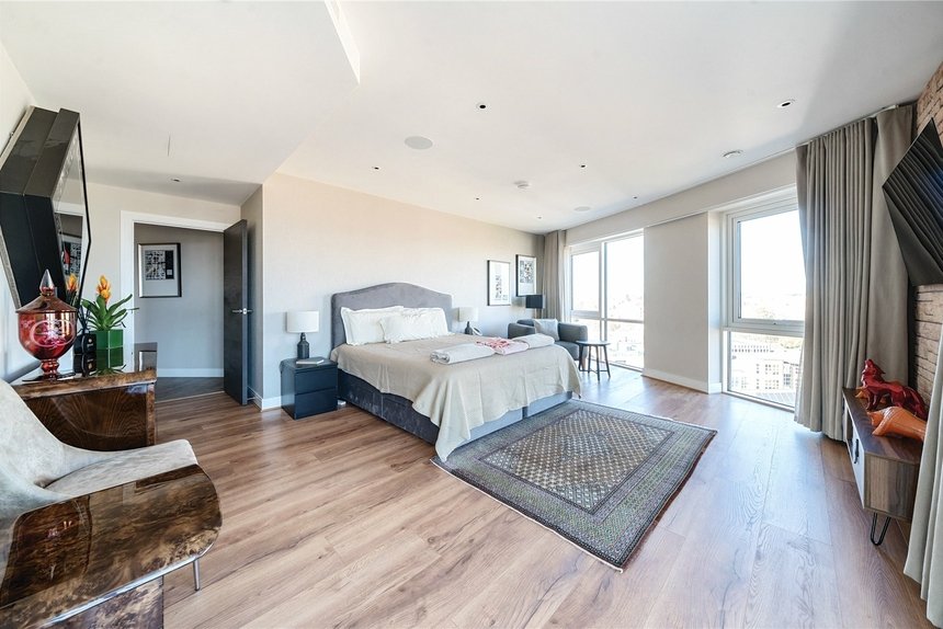 for sale dickens yard london 47245 - Gibbs Gillespie