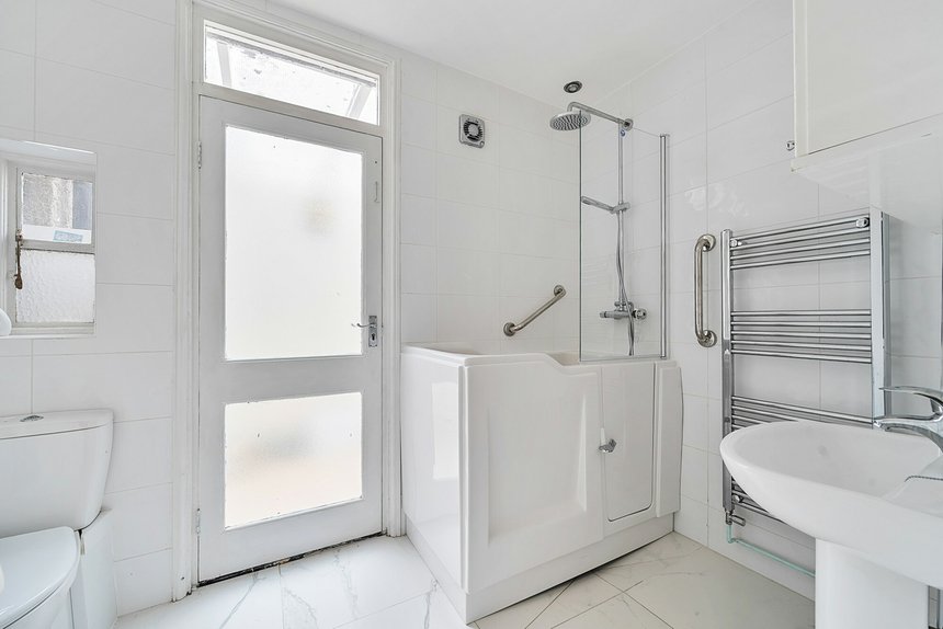 under offer malvern avenue london 48186 - Gibbs Gillespie