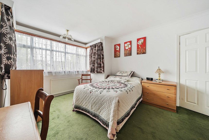 under offer malvern avenue london 48186 - Gibbs Gillespie