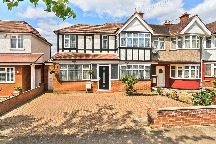 under offer malvern avenue london 48186 - Gibbs Gillespie