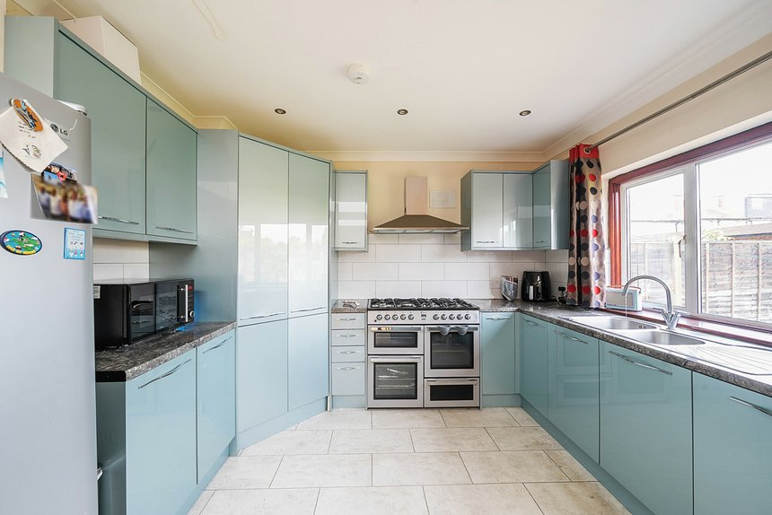 under offer malvern avenue london 48186 - Gibbs Gillespie