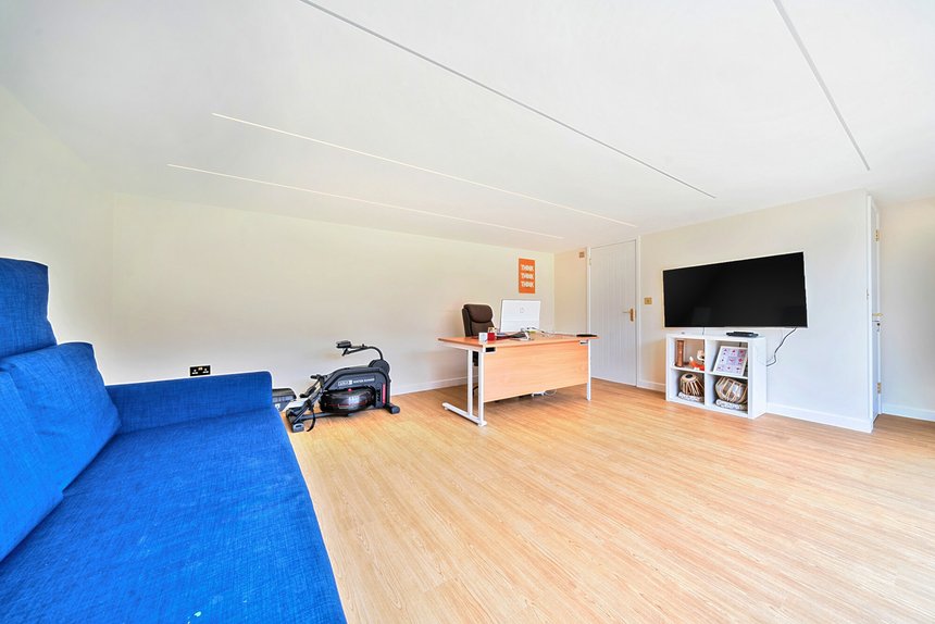 under offer crowshott avenue london 50859 - Gibbs Gillespie