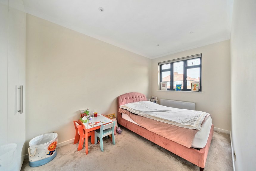 under offer crowshott avenue london 50859 - Gibbs Gillespie