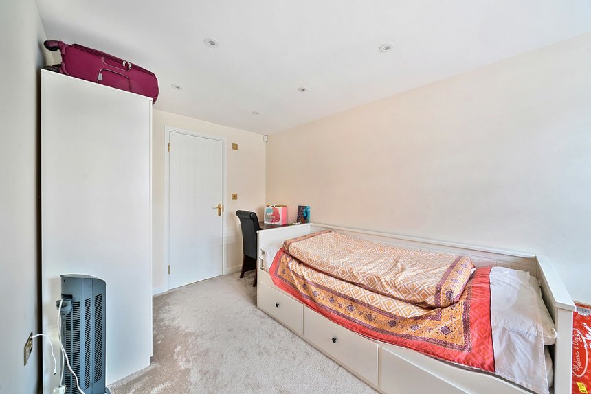 under offer crowshott avenue london 50859 - Gibbs Gillespie