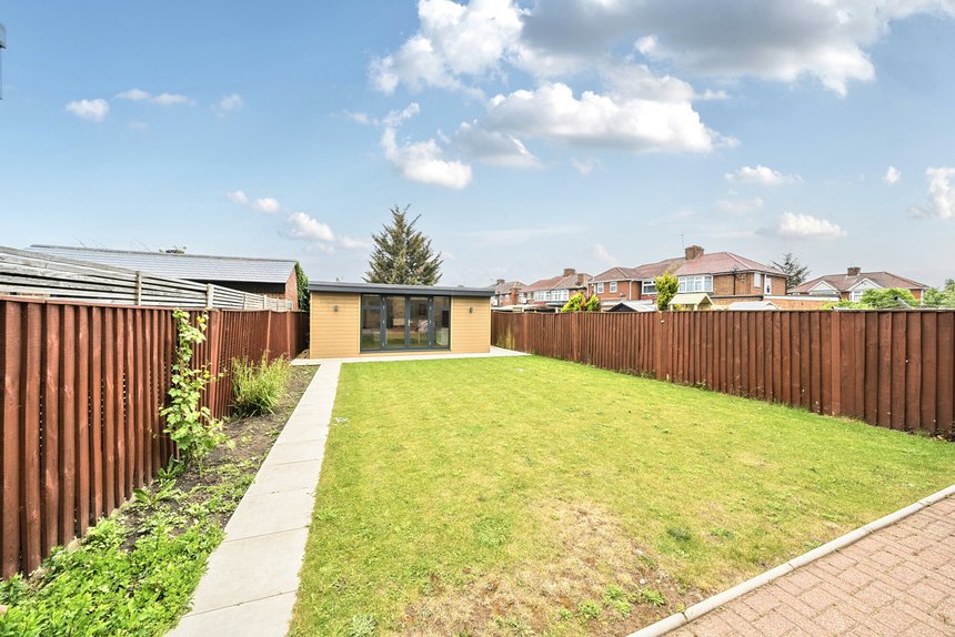 under offer crowshott avenue london 50859 - Gibbs Gillespie