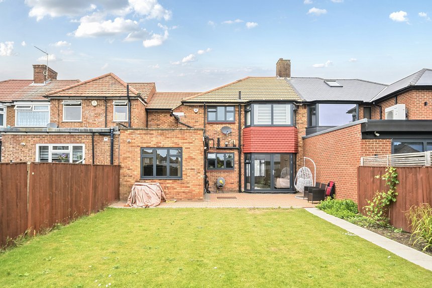 under offer crowshott avenue london 50859 - Gibbs Gillespie