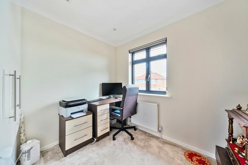 under offer crowshott avenue london 50859 - Gibbs Gillespie