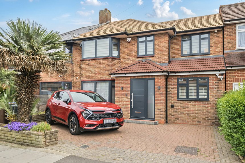 under offer crowshott avenue london 50859 - Gibbs Gillespie