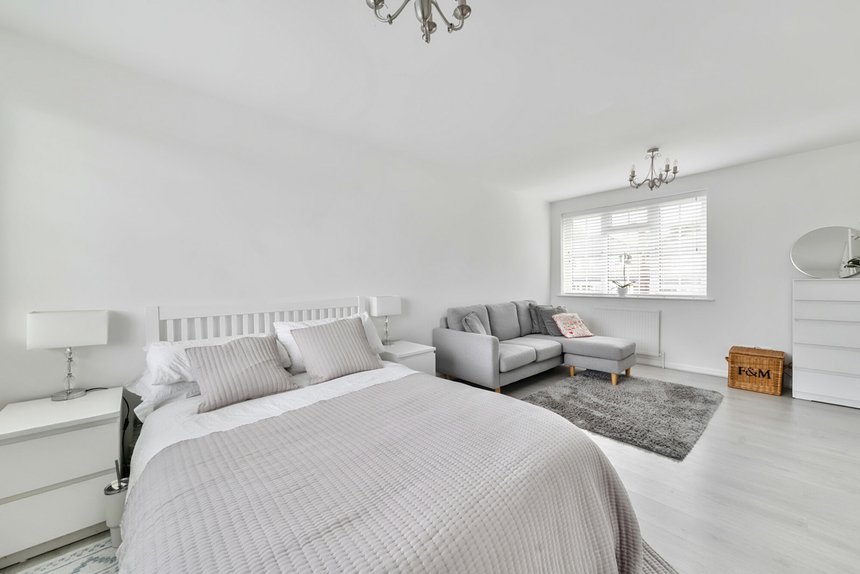 under offer leavesden road london 50907 - Gibbs Gillespie