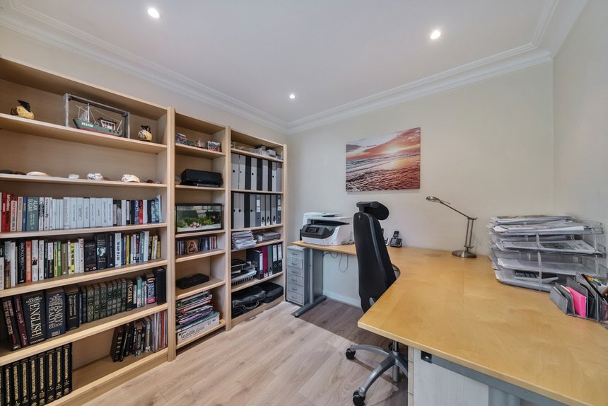 under offer leavesden road london 50907 - Gibbs Gillespie