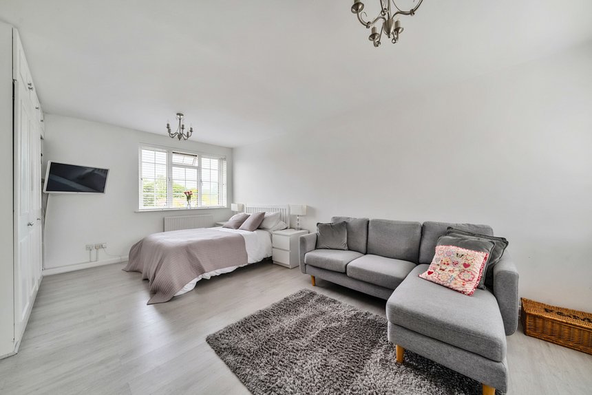 under offer leavesden road london 50907 - Gibbs Gillespie