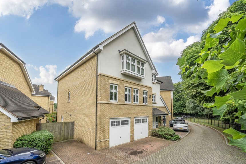 under offer harecroft lane london 51546 - Gibbs Gillespie