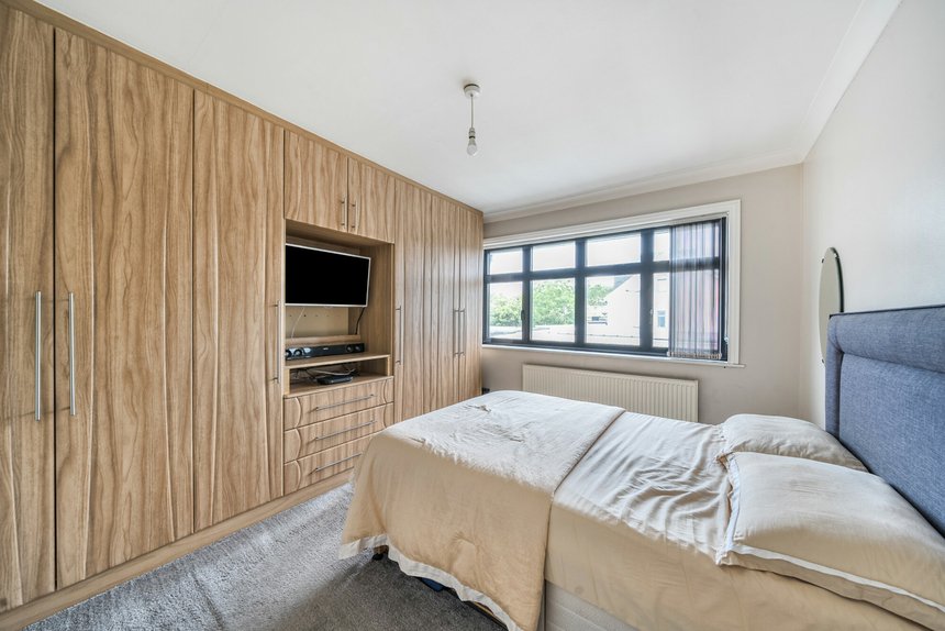 under offer weston drive london 51960 - Gibbs Gillespie