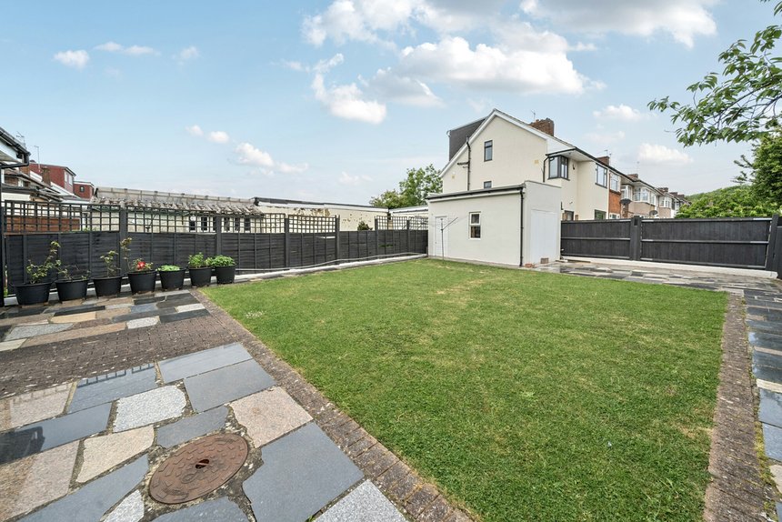 under offer weston drive london 51960 - Gibbs Gillespie