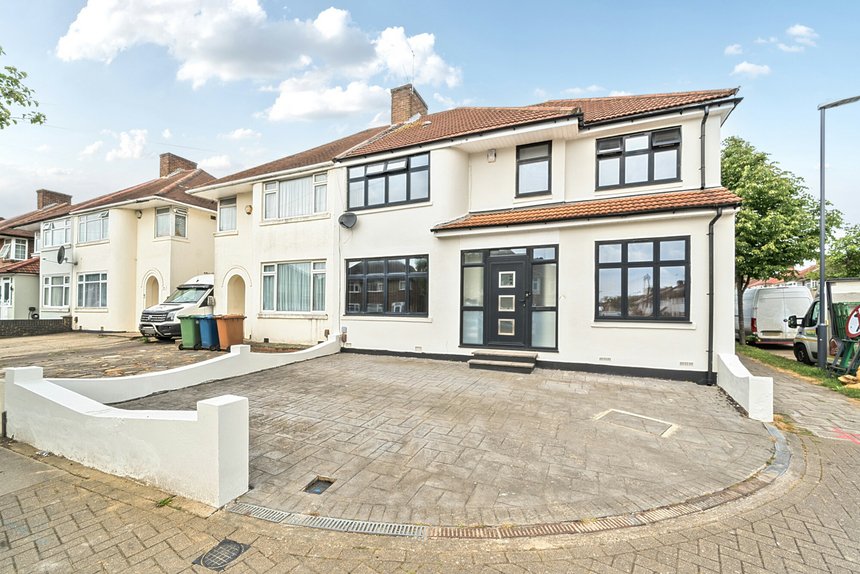 under offer weston drive london 51960 - Gibbs Gillespie