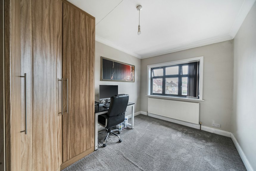 under offer weston drive london 51960 - Gibbs Gillespie