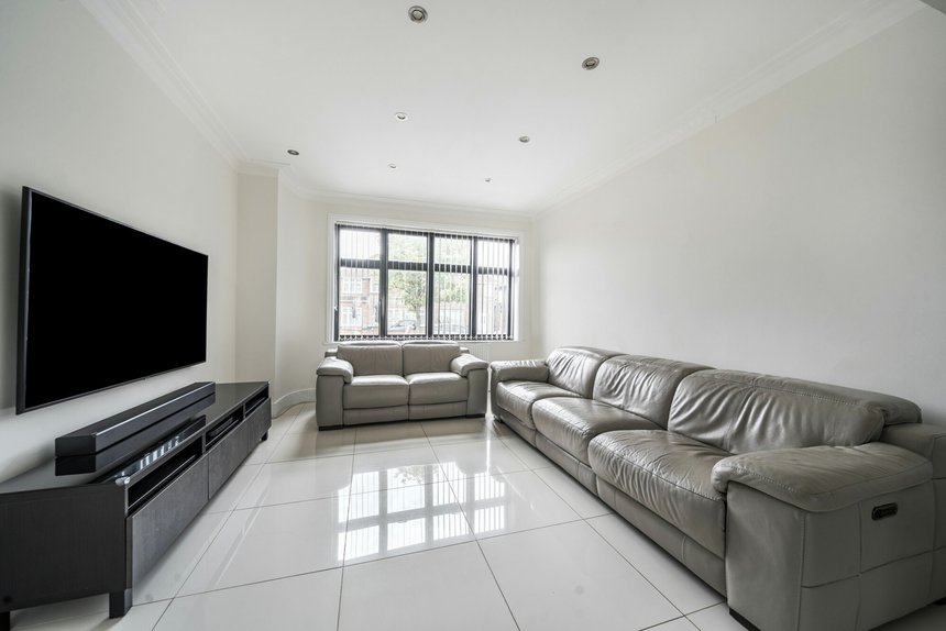 under offer weston drive london 51960 - Gibbs Gillespie
