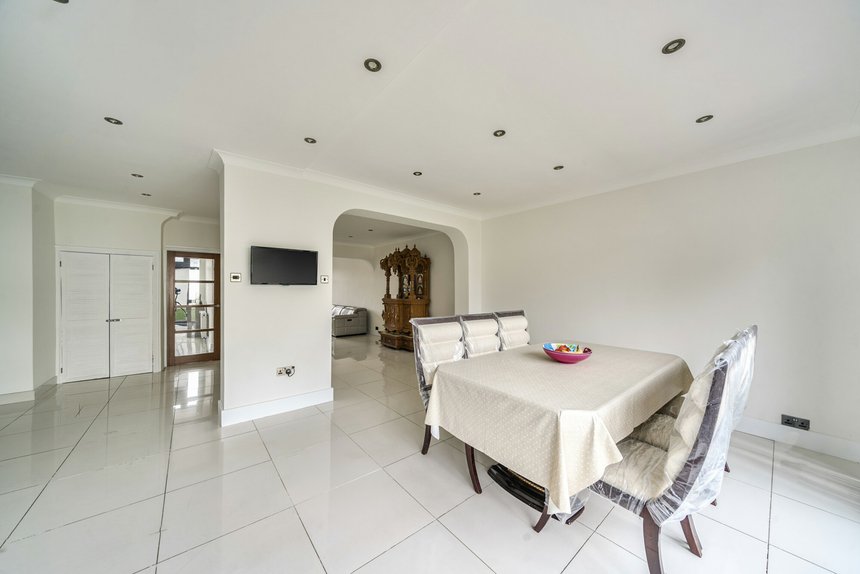 under offer weston drive london 51960 - Gibbs Gillespie