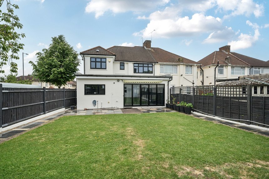 under offer weston drive london 51960 - Gibbs Gillespie