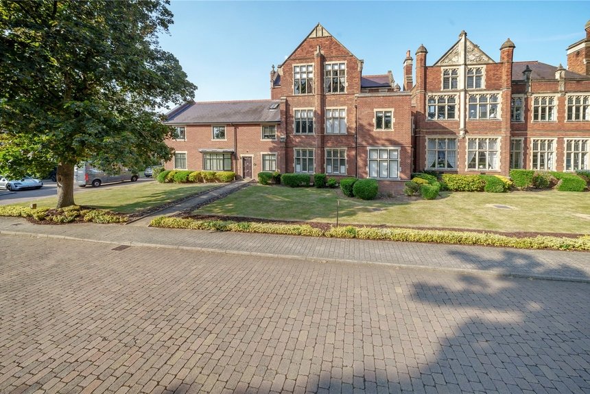 under offer royal connaught drive london 53354 - Gibbs Gillespie