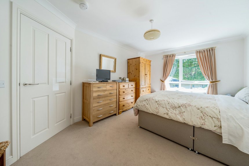 under offer chairmans walk london 55037 - Gibbs Gillespie