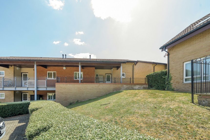 under offer chairmans walk london 55037 - Gibbs Gillespie