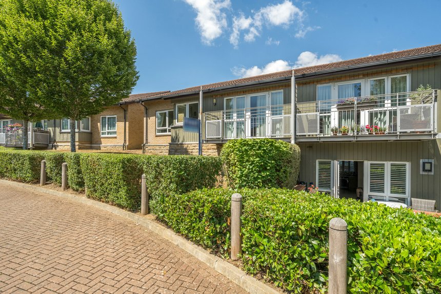 under offer chairmans walk london 55037 - Gibbs Gillespie