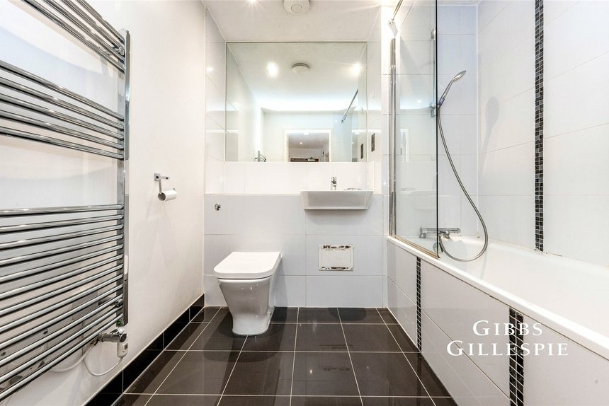 let lily close london 55040 - Gibbs Gillespie