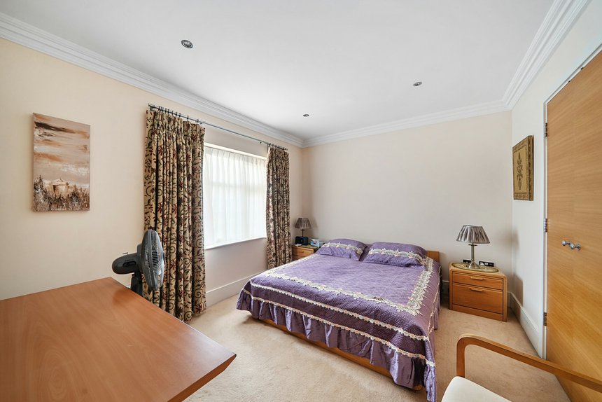 for sale cleopatra close london 56146 - Gibbs Gillespie