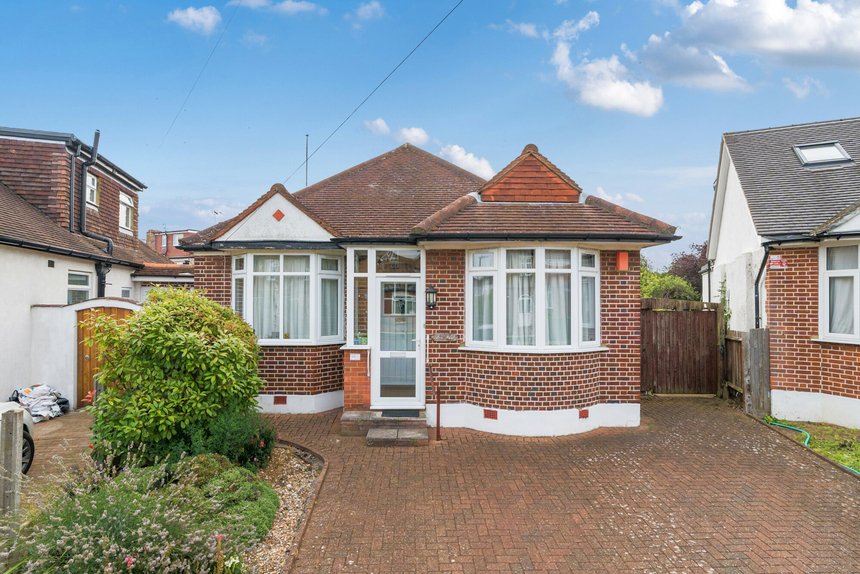 under offer elm drive london 56920 - Gibbs Gillespie