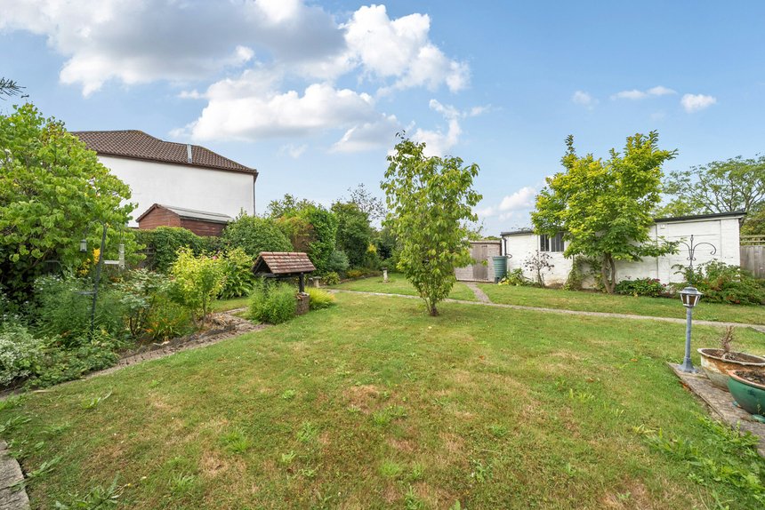 under offer elm drive london 56920 - Gibbs Gillespie