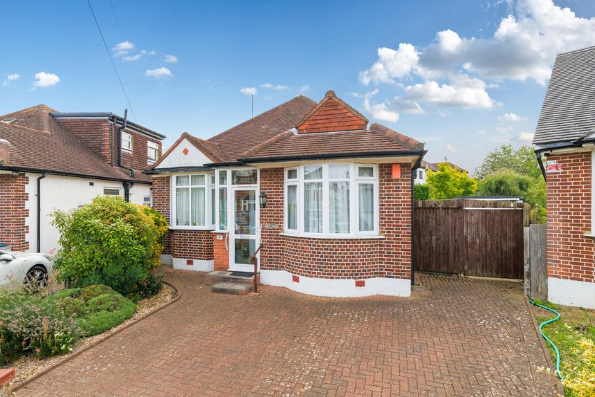 under offer elm drive london 56920 - Gibbs Gillespie