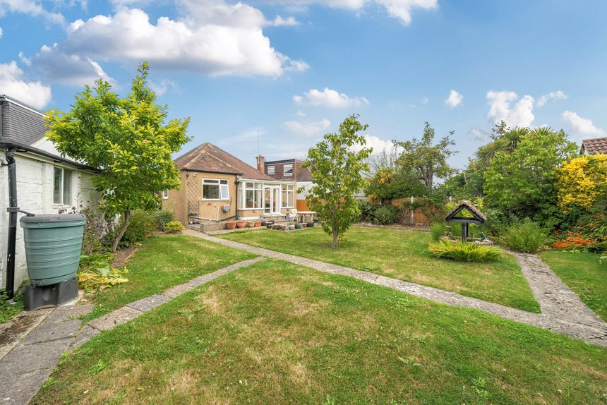 under offer elm drive london 56920 - Gibbs Gillespie