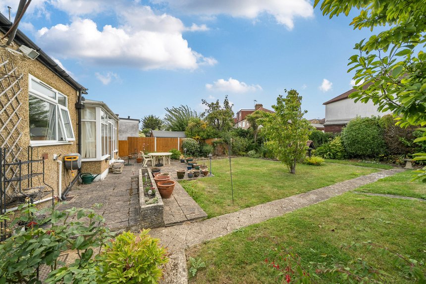 under offer elm drive london 56920 - Gibbs Gillespie