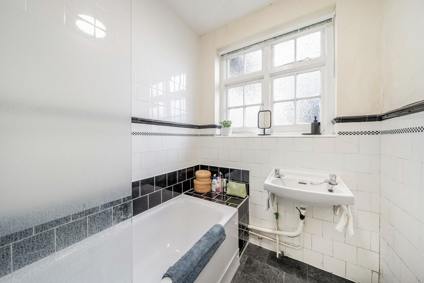 for sale dickinson avenue london 57206 - Gibbs Gillespie