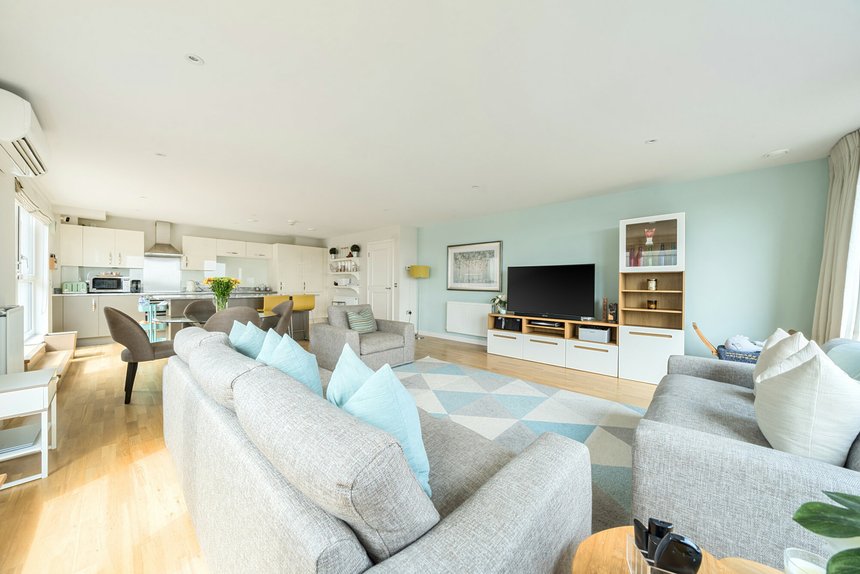 under offer high street london 57409 - Gibbs Gillespie