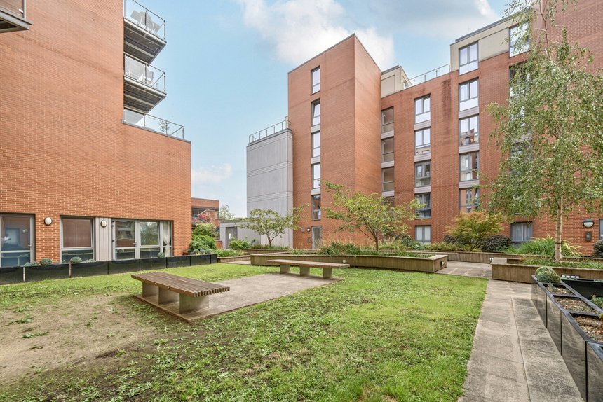 under offer high street london 57409 - Gibbs Gillespie