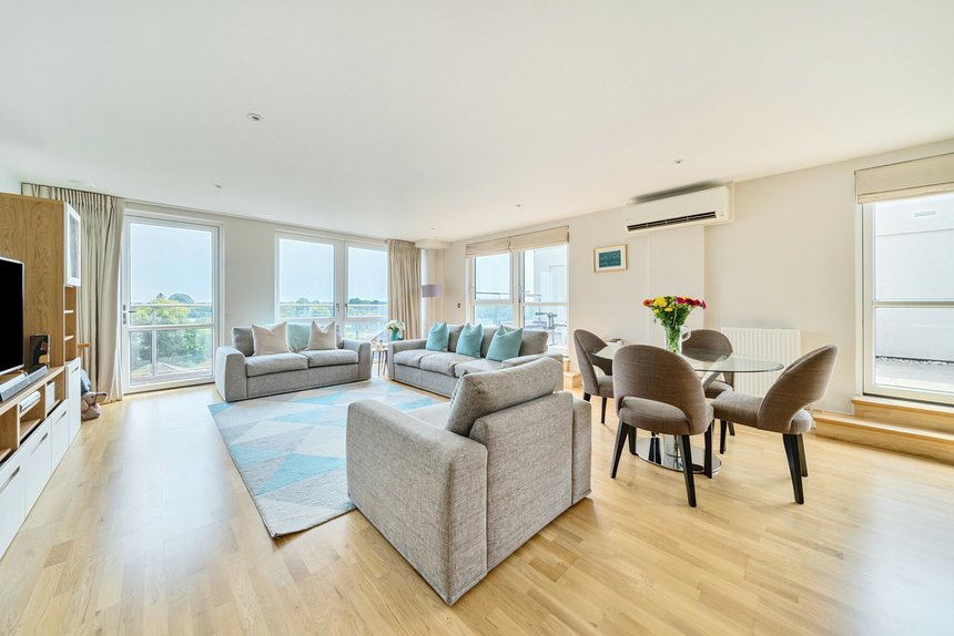 under offer high street london 57409 - Gibbs Gillespie